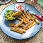Knusprig fritierte Maniok Pommes mit Guacamole und Aioli