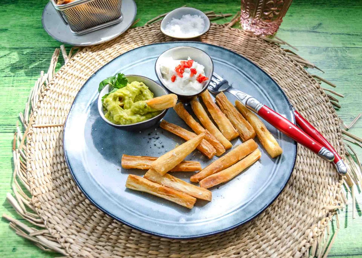 knusprige Yuca Pommes mit Aioli und Gucamole