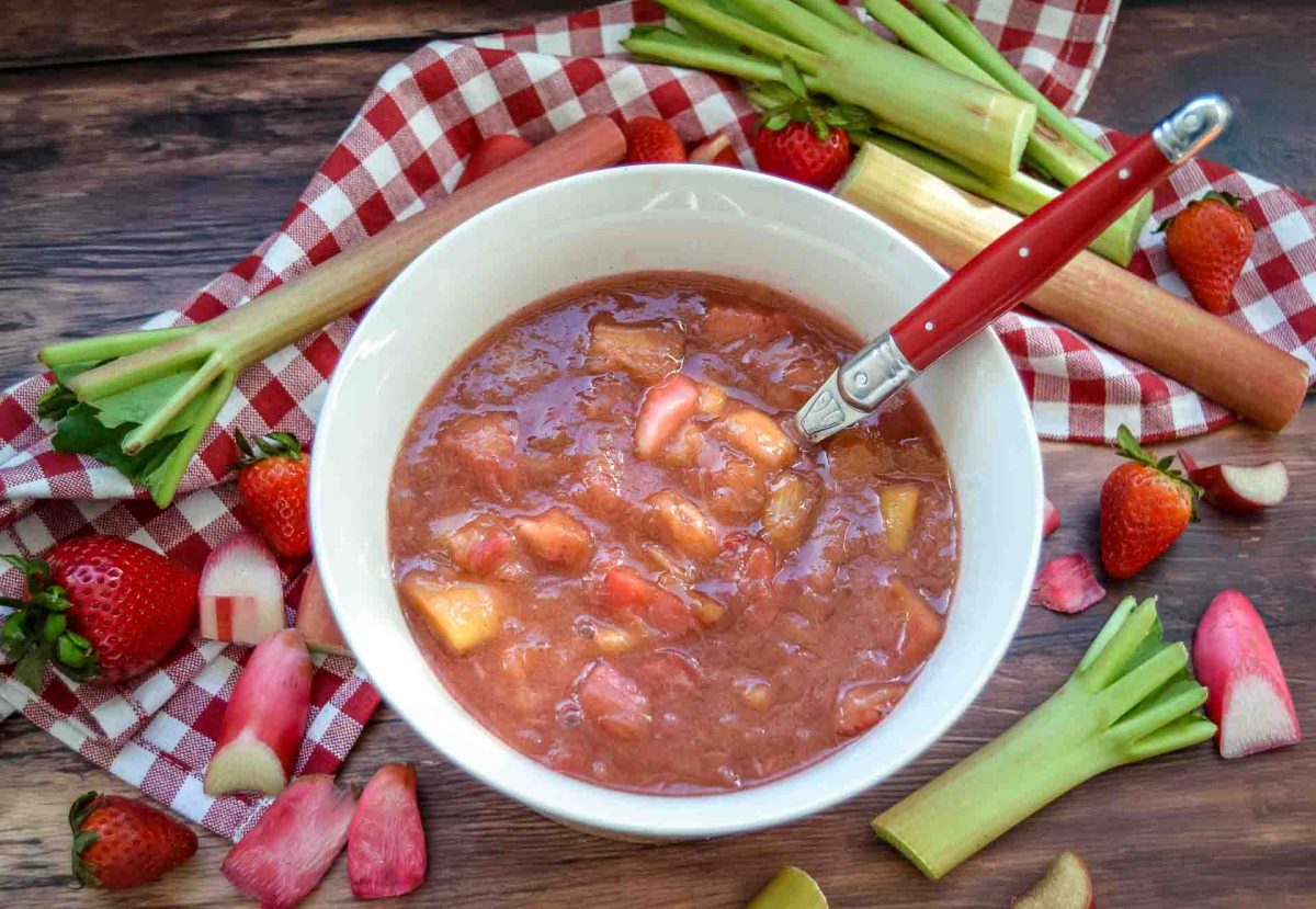 Omas fruchtige Rhabarbergrütze mit ein paar Erdbeeren 