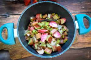 Rhabarberstücke in etwas Wasser mit Zucker kochen