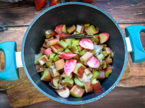 Rhabarberstücke in etwas Wasser mit Zucker kochen