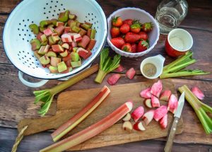 Rhabarberstangen in Stücke kleinschneiden