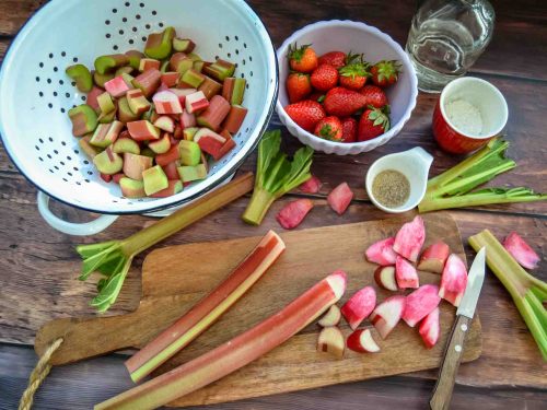 Rhabarberstangen in Stücke kleinschneiden