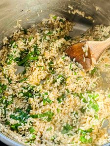 Risottoreis mit Bärlauch und Schalotten mit Gemüsebrühe ablöschen