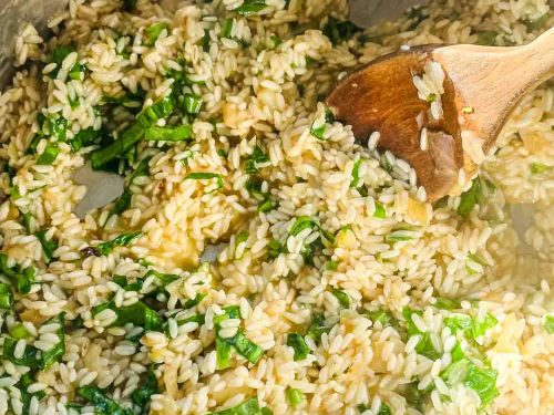 Risottoreis mit Bärlauch und Schalotten mit Gemüsebrühe ablöschen