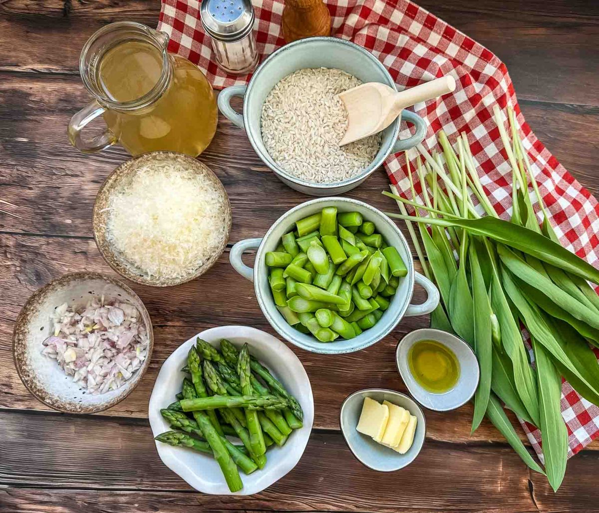 Zutaten für Risotto mit grünem Spargel, Risottoreis, Parmesan, Gemüsebrühe, Butter, Spargel salz und Pfeffer