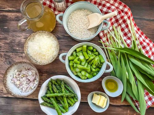 Zutaten für Risotto mit grünem Spargel, Risottoreis, Parmesan, Gemüsebrühe, Butter, Spargel salz und Pfeffer