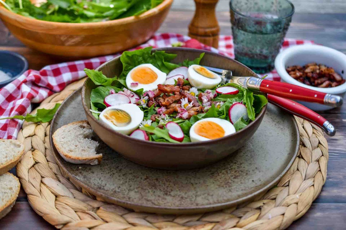 Omas Löwenzahnsalat Rezept mit Ei und Speck
