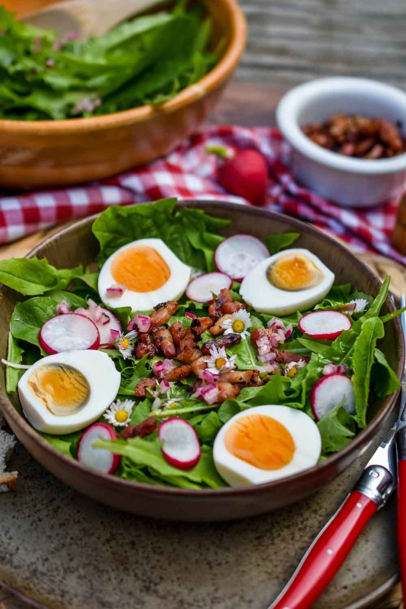Omas Löwenzahnsalat mit hartgekochtem Ei und knusprig gebratenem Speck 