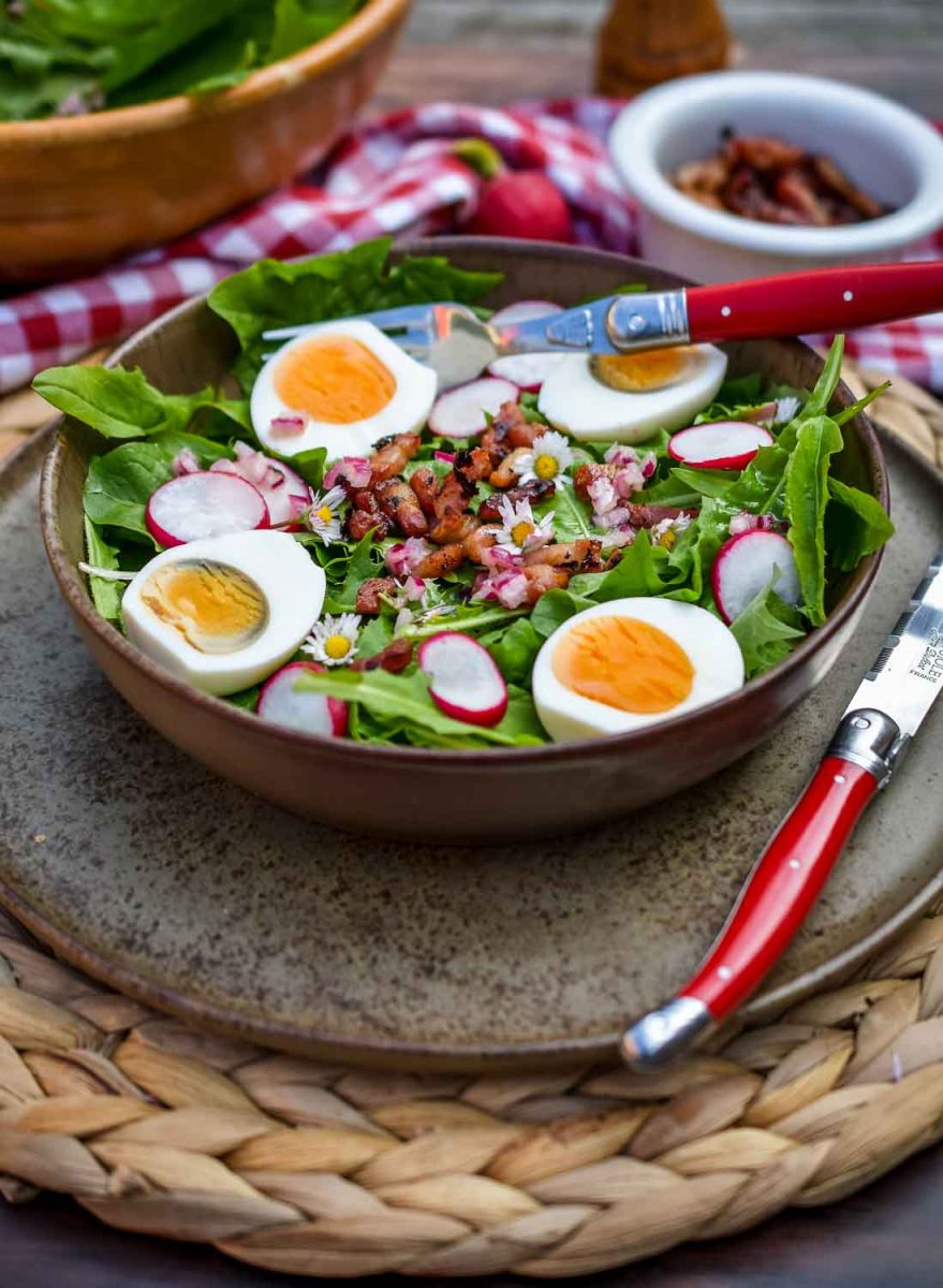 Omas Löwenzahnsalat mit hartgekochten Eiern und Speckdressing