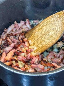 Speck und Zwiebelwürfel braten