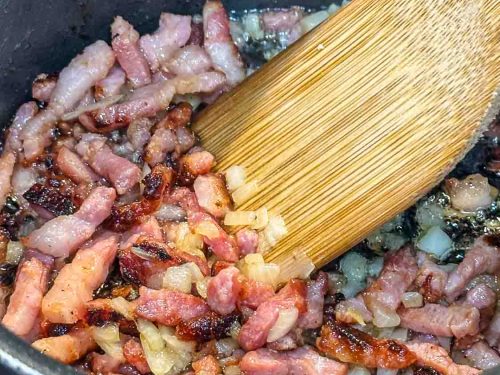Speck und Zwiebelwürfel braten