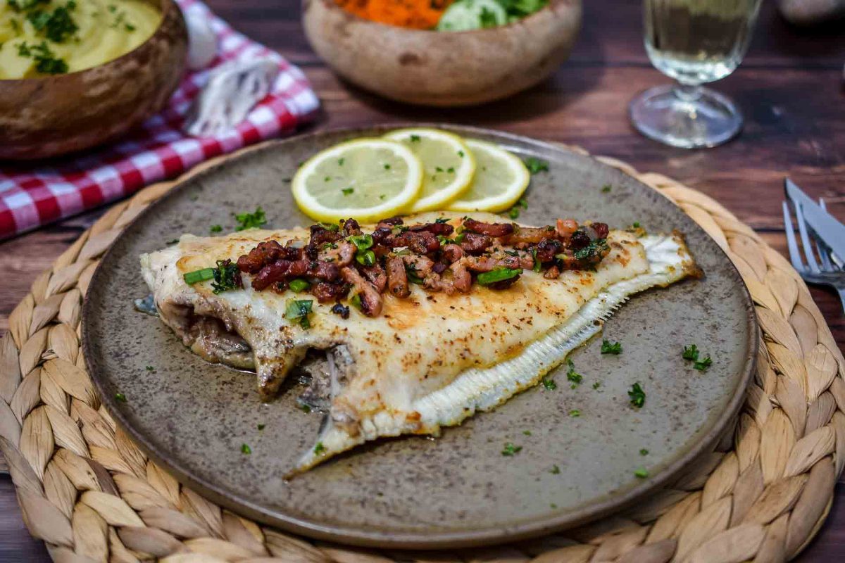 Scholle Finkenwerder Art mit gebratenem Speck und Zwiebe
