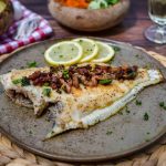 Scholle Finkenwerder Art mit gebratenem Speck und Zwiebe