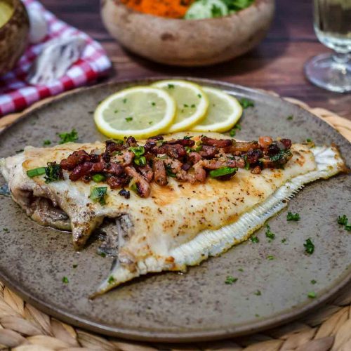 Scholle Finkenwerder Art mit gebratenem Speck und Zwiebe