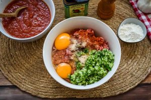 Hackfleisch mit Eiern, Gewürzen, Zwiebel und Petersilie