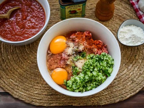 Hackfleisch mit Eiern, Gewürzen, Zwiebel und Petersilie