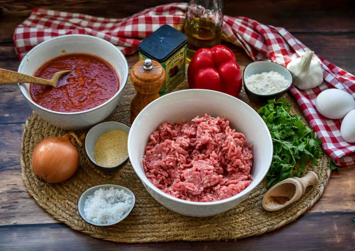 Zutaten spanische Fleischbällchen, Hackfleisch, Eier, Zwiebel, Knoblauch, Semmelbrösel, gehackte Tomaten, Knoblauch