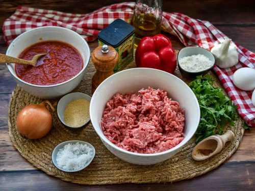Zutaten spanische Fleischbällchen, Hackfleisch, Eier, Zwiebel, Knoblauch, Semmelbrösel, gehackte Tomaten, Knoblauch