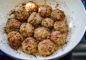 Hackbällchen in der Pfanne braten