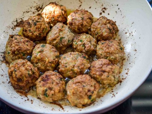 Hackbällchen in der Pfanne braten