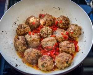 Hackbällchen mit Paprika in der Pfanne braten