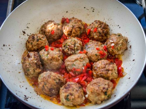 Hackbällchen mit Paprika in der Pfanne braten