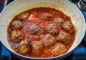 spanische Fleischbällchen in Tomatensauce in der Pfanne garen
