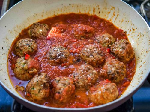 spanische Fleischbällchen in Tomatensauce in der Pfanne garen