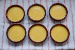 spanische creme Catalan in Tonschalen