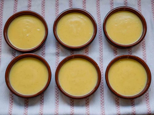 spanische creme Catalan in Tonschalen