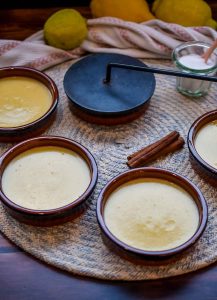 original spanische Creme Catalana im Tonschälchen mit Brenneisen
