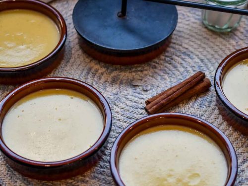 original spanische Creme Catalana im Tonschälchen mit Brenneisen
