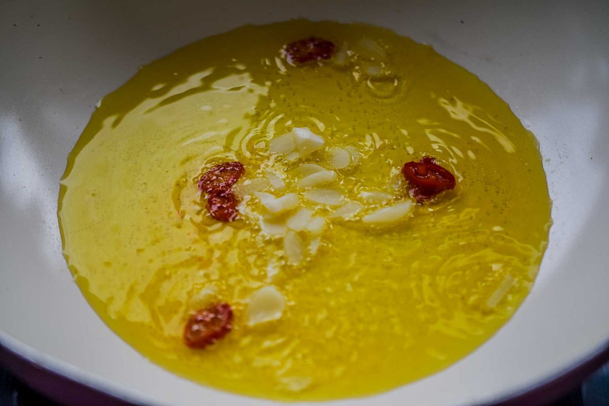 Knoblauch und Chili in Olivenöl braten 