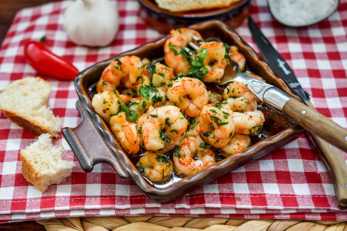 Gambas al ajillo Rezept mit Chili, Petersilie und Olivenöl 