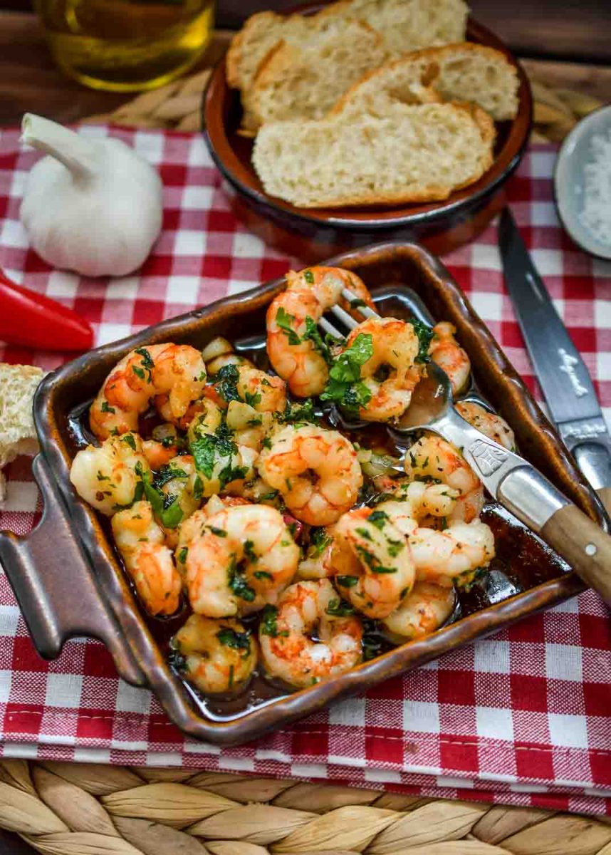 Knoblauchöl in Tapasschale mit Brot 