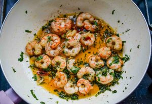 Gambas al ajillo Knoblauchgarnelen mit Olivenöl und Cili in der Pfanne gebraten