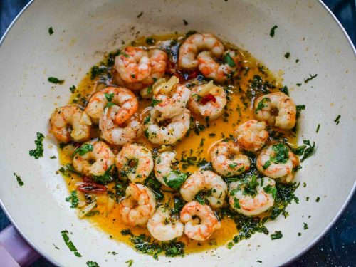Gambas al ajillo Knoblauchgarnelen mit Olivenöl und Cili in der Pfanne gebraten