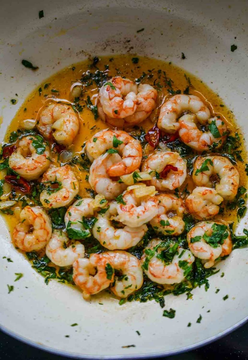 Gambas al ajillo Knoblauchgarnelen mit Olivenöl und Cili in der Pfanne gebraten 