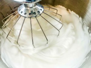 Eiweiß zu steifem Eischnee geschlagen