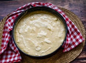 Mandelteig in der Springform vor dem Backen