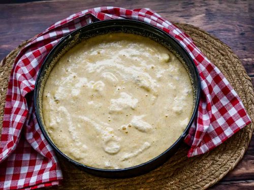 Mandelteig in der Springform vor dem Backen