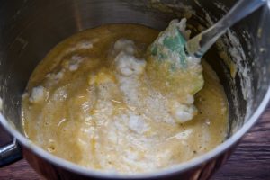 Eischnee vorsichtig mit Spatel unter den Mandelteig heben