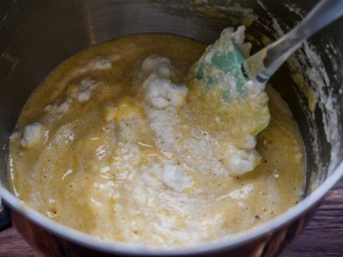 Eischnee vorsichtig mit Spatel unter den Mandelteig heben