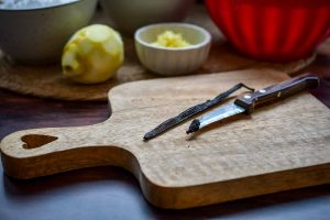 Vanilleschote mit dem Messer auskratzen