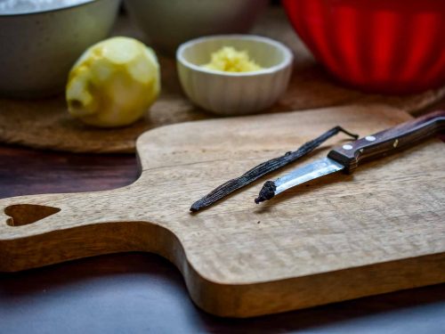Vanilleschote mit dem Messer auskratzen