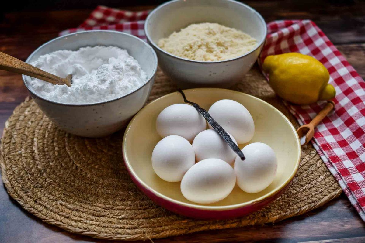 Zutaten für spanischen Mandelkuchen, 6 Eier, gemahlene Mandeln, Vanilleschote, Puderzucker und Zitrone