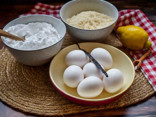 Zutaten für spanischen Mandelkuchen, 6 Eier, gemahlene Mandeln, Vanilleschote, Puderzucker und Zitrone