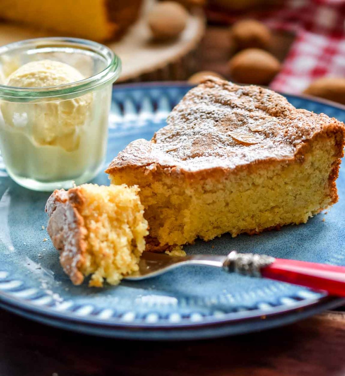 saftiger Mallorquinischer Mandelkuchen mit Vannileeis