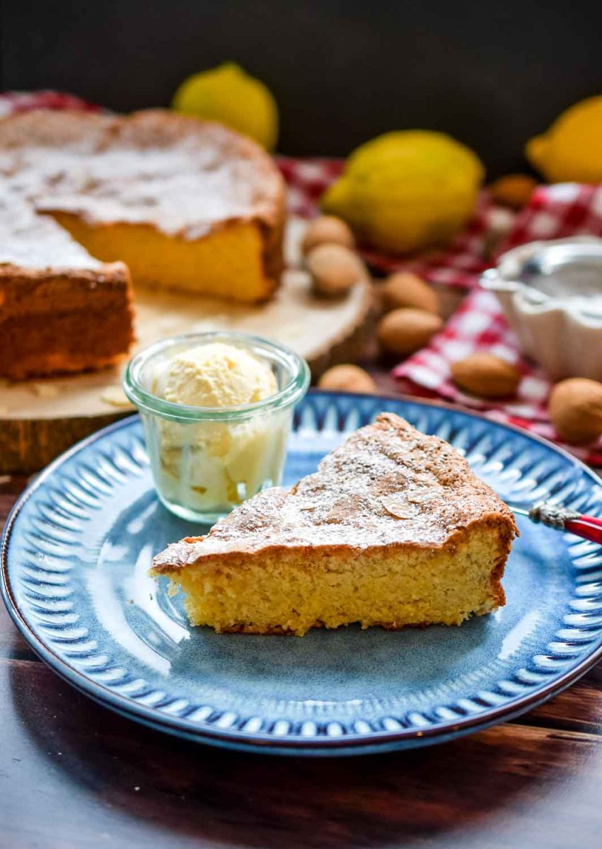 Saftiger spanischer Mandelkuchen mit Vanilleeis